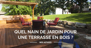 Une terrasse en bois avec un jardin arboré explicitant un article expliquant le nain de jardin à choisir pour une terrasse en bois