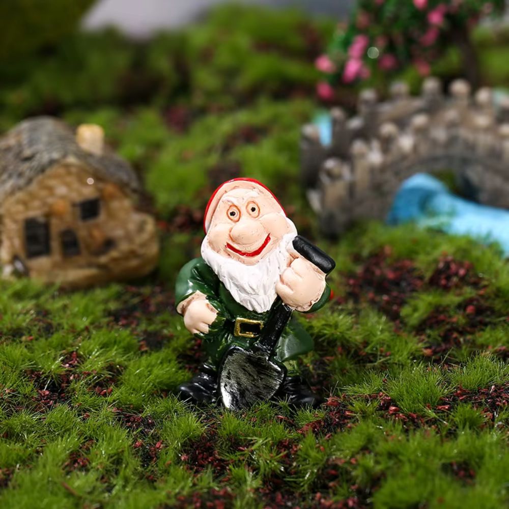 nain de jardin blanche neige avec pelle