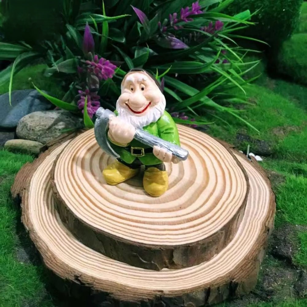 nain de jardin blanche neige avec hache 