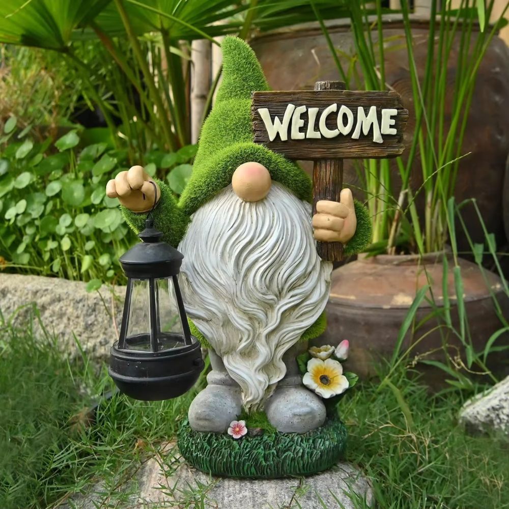 nain de jardin avec un panneau bois welcome