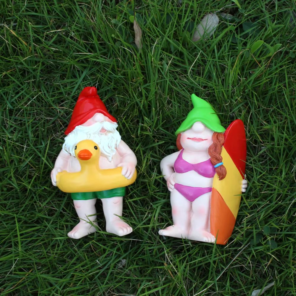 nain de jardin en maillot de bain 