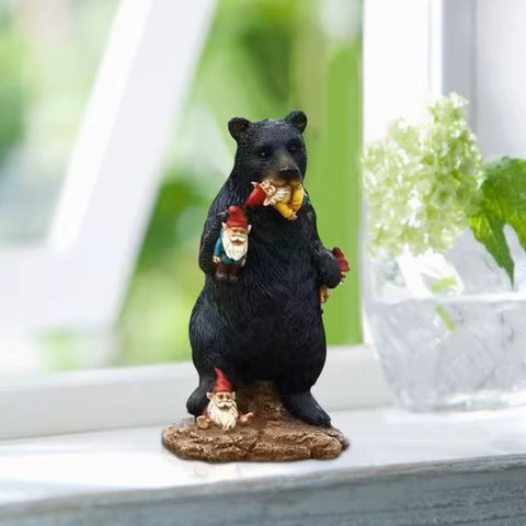 nain de jardin avec un ours
