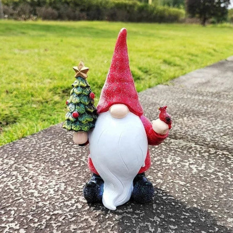 Nain de jardin père noël avec oiseaux