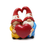 nain de jardin saint valentin sur fond blanc