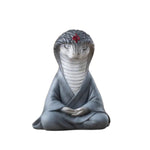 nain de jardin serpent gris sur fond blanc