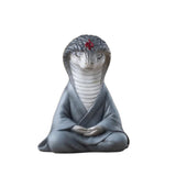 nain de jardin serpent gris sur fond blanc
