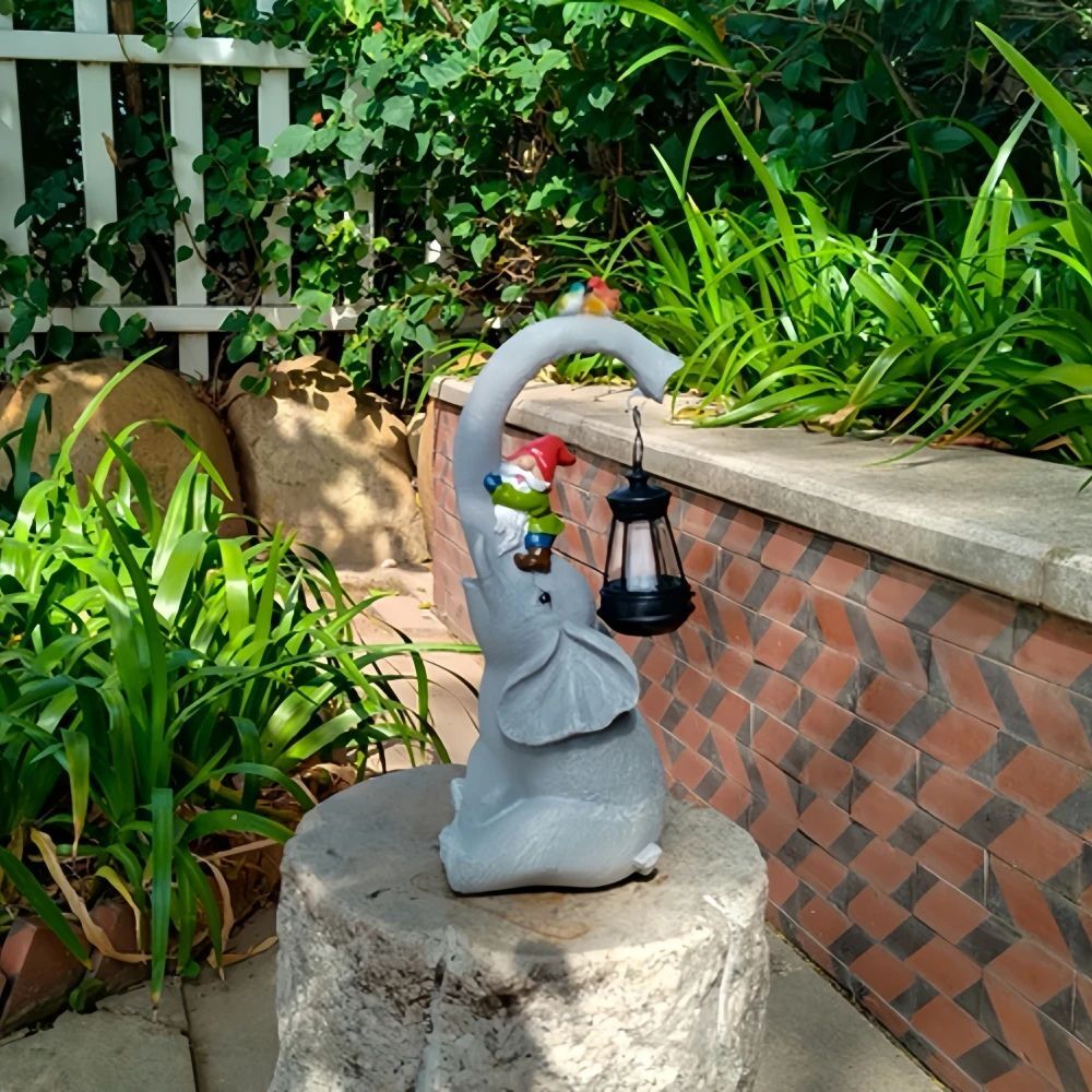 Nain de jardin éléphant avec nain grimpant